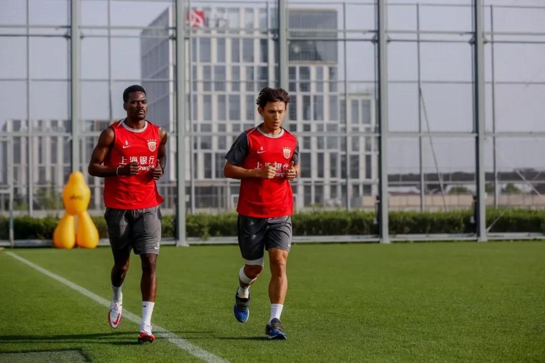 爱游戏体育小组-东体：海港外援克劳德已经归队并进行恢复训练
